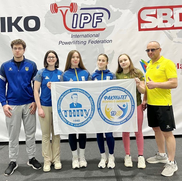 Студенти факультету фізичного виховання зі своїм наставником